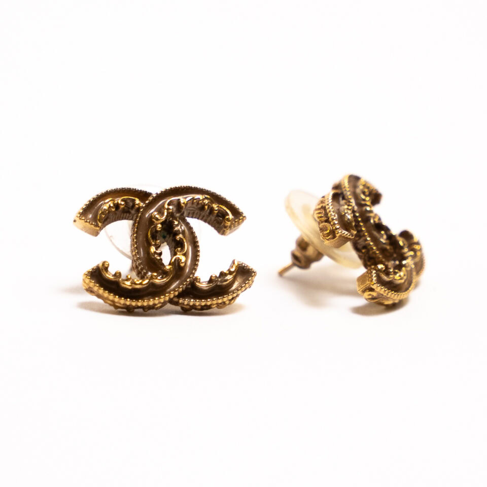 Chanel CC oorbellen piercings