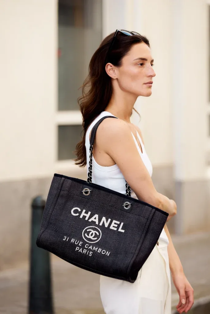 Dame met Vintage Chanel bag om haar schouders